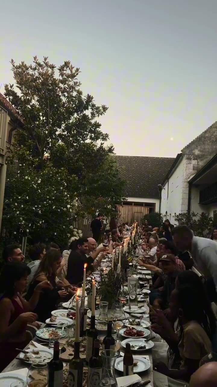 Be Together — die lange Tafel bei Kerzenlicht